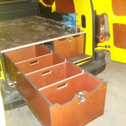 Uittrekbare geleiderails: bedrijfswageninrichting